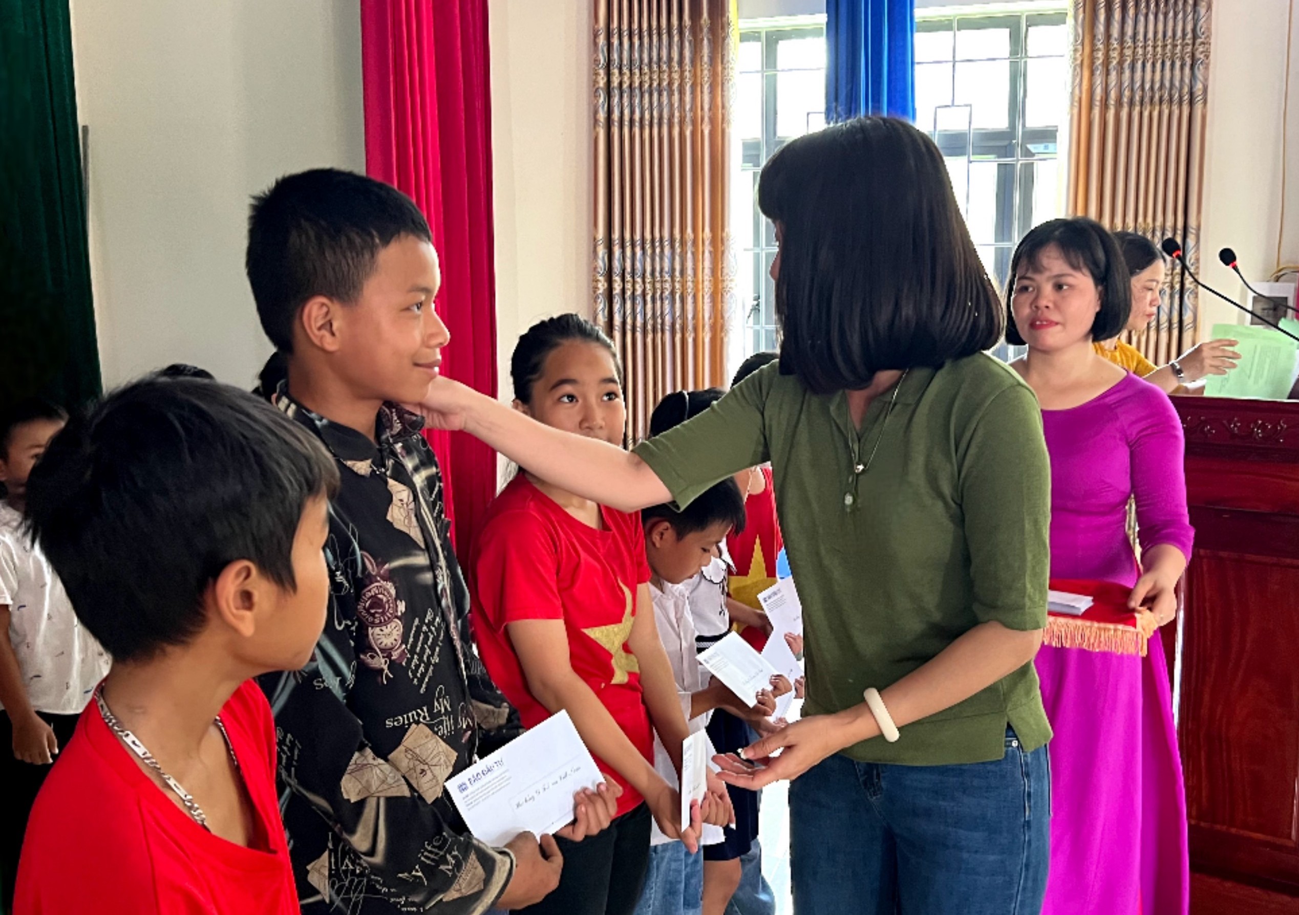 Học bổng “Vì trẻ em Việt Nam” đến với học sinh tỉnh Hà Tĩnh